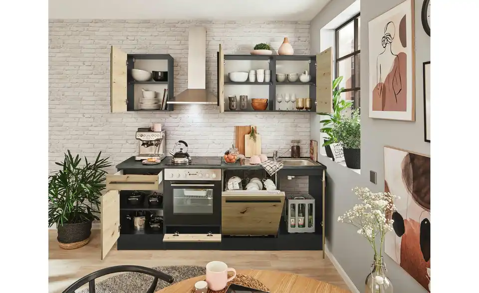 Küchenzeile mit E-Geräten, in Wohnsituation