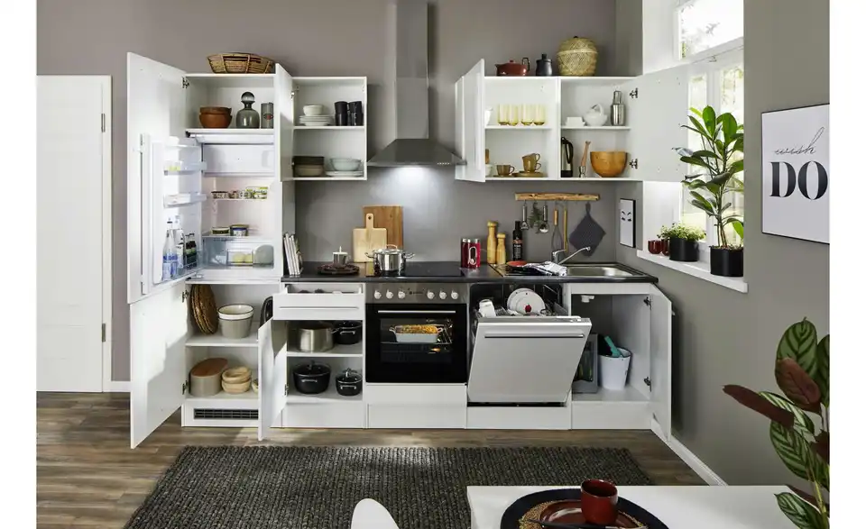 Küchenzeile mit E-Geräten, in Wohnsituation