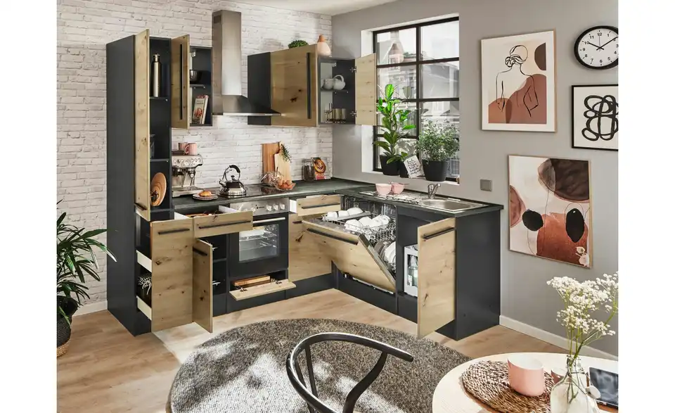 Küchenzeile mit E-Geräten, in Wohnsituation