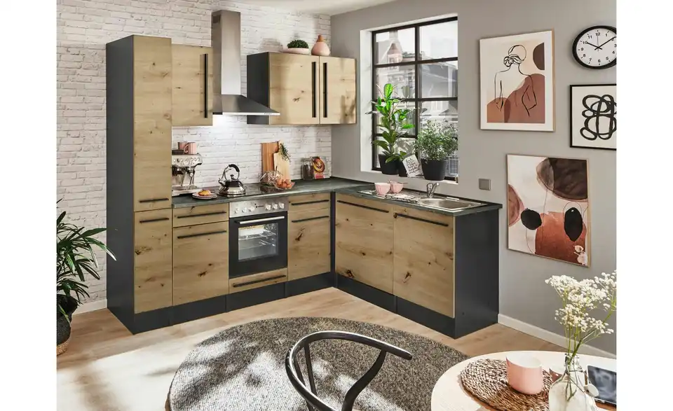 Küchenzeile mit E-Geräten, in Wohnsituation