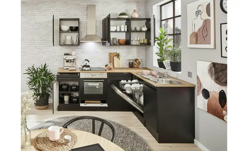 Küchenzeile mit E-Geräten, in Wohnsituation