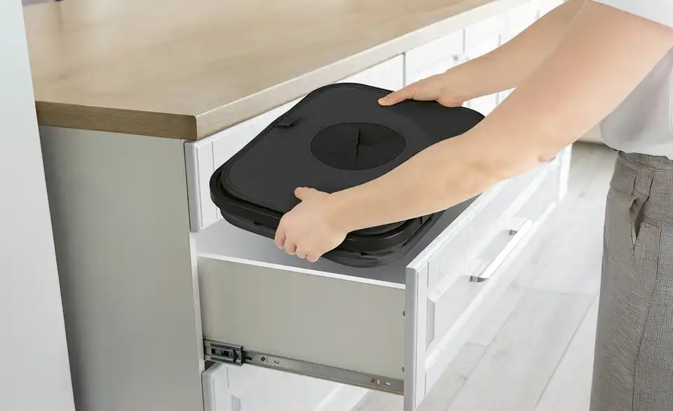 Pfandflaschen-Sammelbehälter, in Wohnsituation