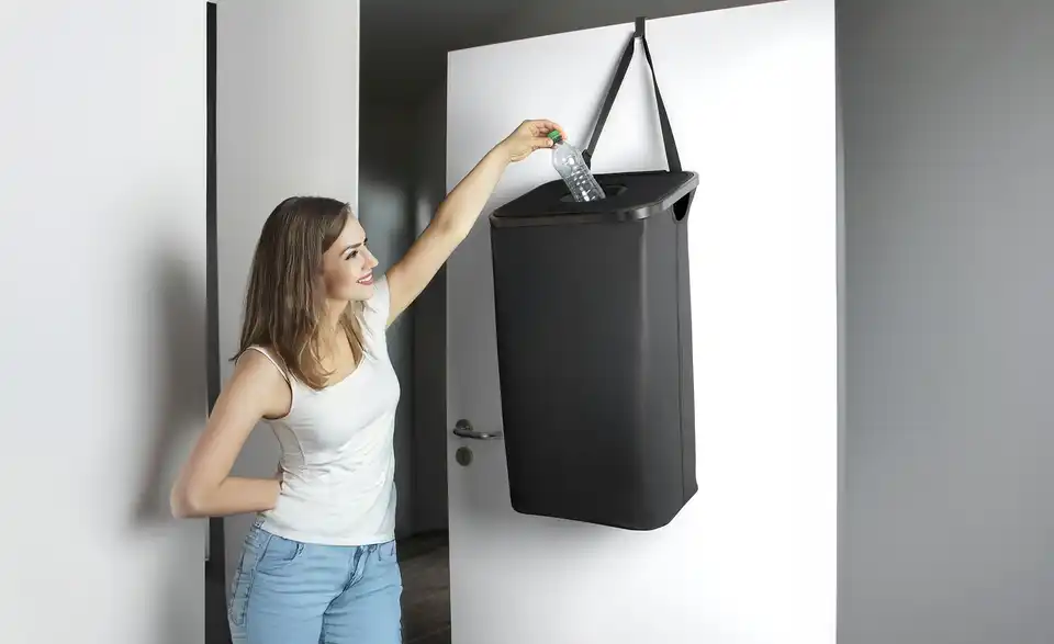 Pfandflaschen-Sammelbehälter, in Wohnsituation