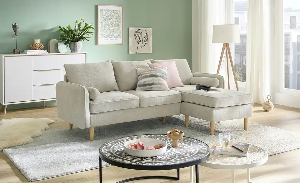 Sofa mit Hocker Quinn, in Wohnsituation