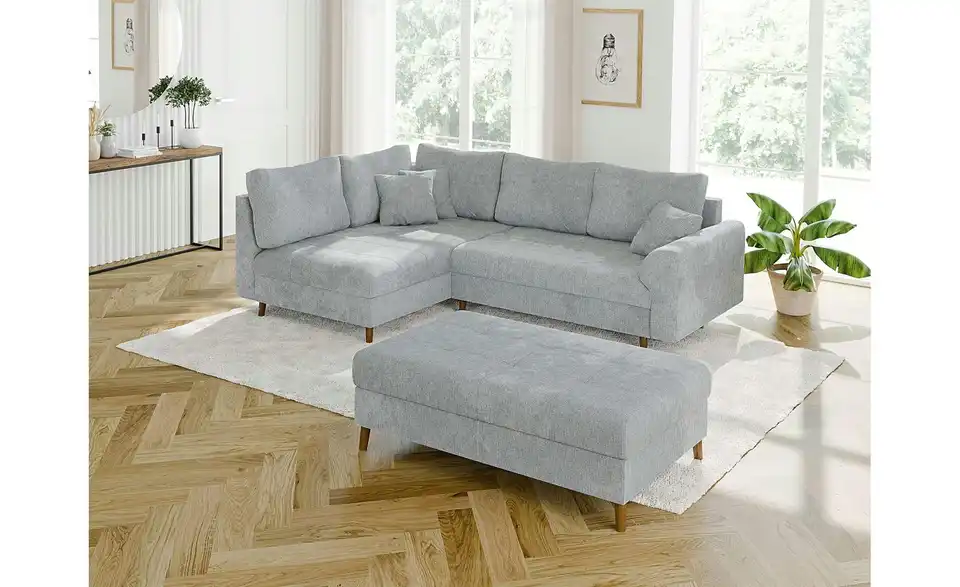 Ecksofa mit Hocker, in Wohnsituation