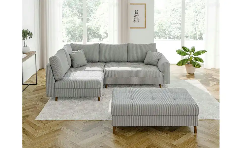 Ecksofa mit Hocker, in Wohnsituation