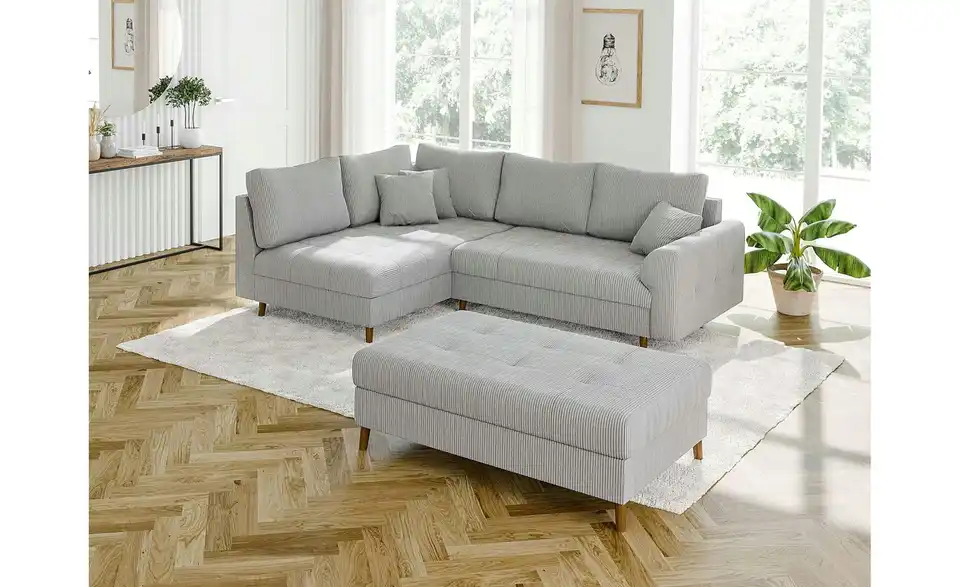 Ecksofa mit Hocker, in Wohnsituation