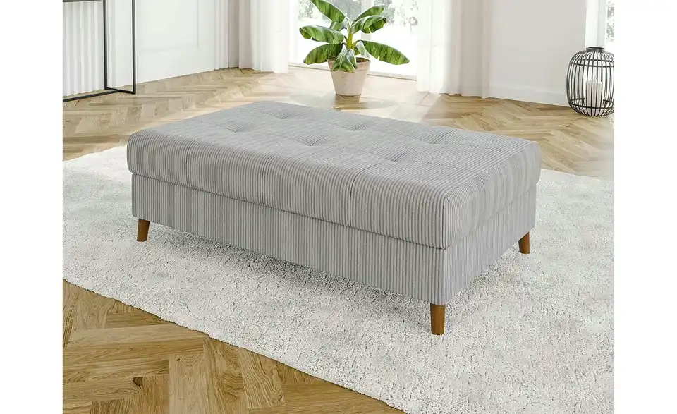 Ecksofa mit Hocker, in Wohnsituation