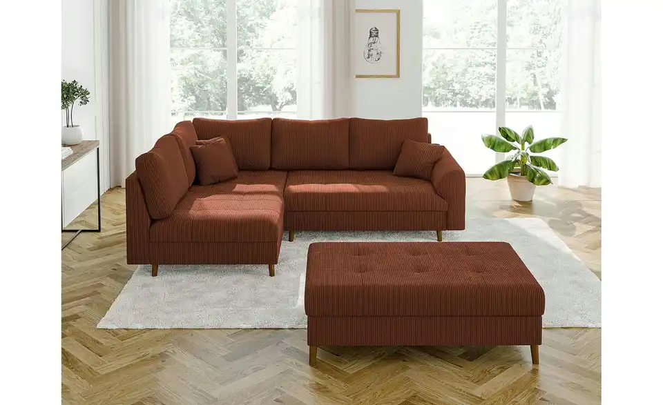 Ecksofa mit Hocker, in Wohnsituation