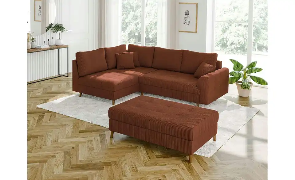 Ecksofa mit Hocker, in Wohnsituation