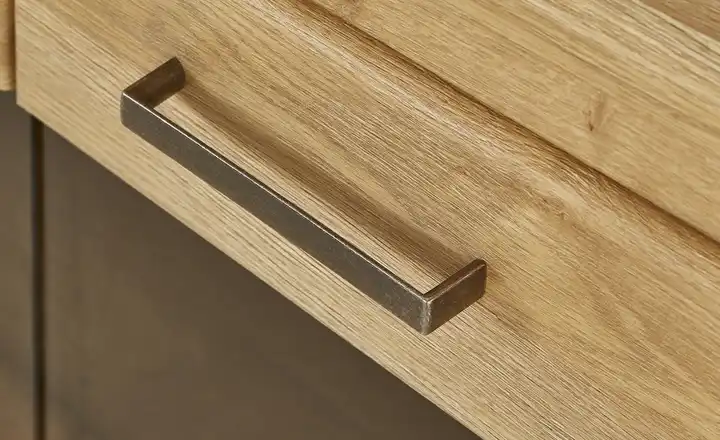 Nahaufnahme Holzoptik mit Metallgriff