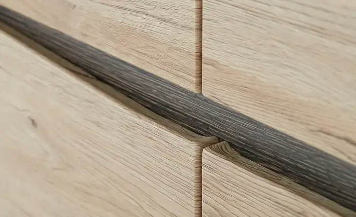 Detailansicht: Holzoptik mit dunklem Akzent
