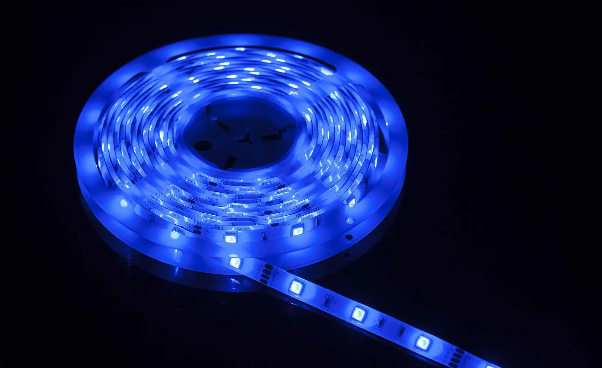 Foto zum Thema Blaue LED-Schnur – Kostenloses Bild zu Neon auf