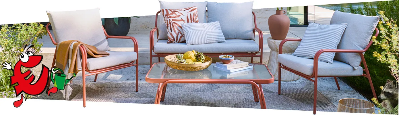 Sconti mit Gießkanne, Garten-Lounge-Set mit Gestell aus Stahl in Terracotta und hellgrauen Polstern, dazu ein niedriger Beistelltisch 