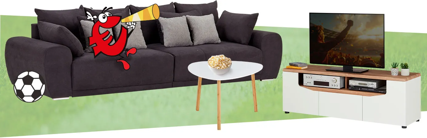 Collage von Produkten, Hintergrund Fußballrasen. Schwarzes großes Sofa mit 4 grauen Kissen, Beistelltisch in Weiß und Holz, TV-Lowboard in Weiß und Holzoptik.