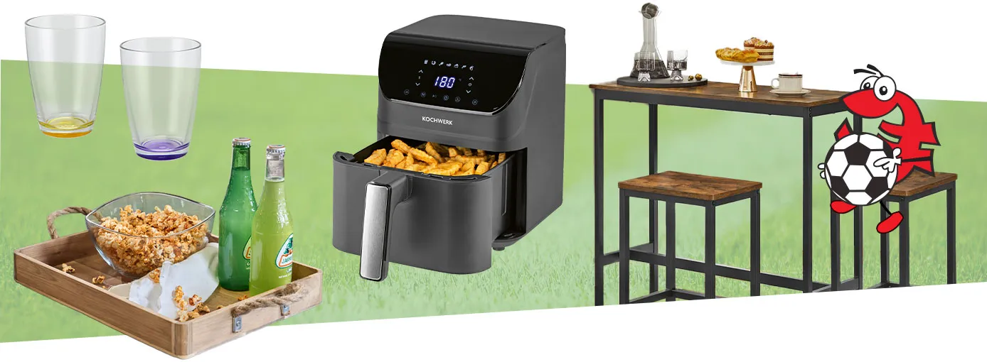 Collage von Produkten, Hintergrund Fußballrasen. Gläserset, Holztablett mit Popcorn & Getränken, Heißluftfritteuse von Kochwerk, Bartisch mit 2 Barhockern