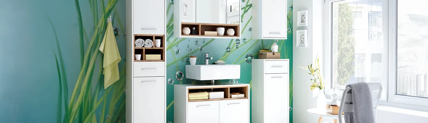 Schlichte Badezimmermöbel in Weiß mit offenen Regalfächern in Holzoptik: Hochschrank, Spiegelschrank, Waschbeckenunterschrank, Unterschrank, Hängeschrank