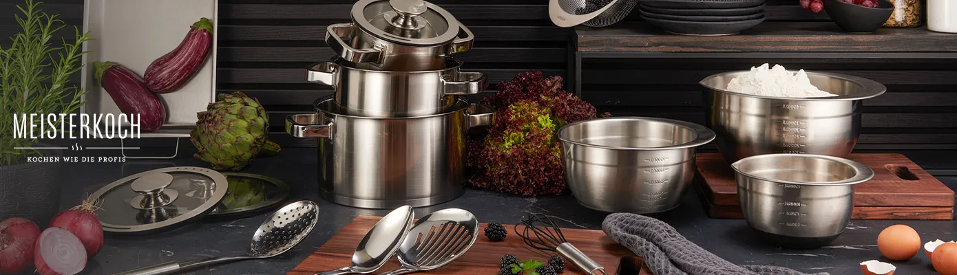 Meisterkoch. Kochen wie die Profis. Töpfe, Küchenhelfer und Rührschüsseln aus Edelstahl auf einer Arbeitsplatte